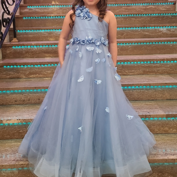🤩Beautiful Girls Blue Gown perfect for a special occasion or photoshop - Picture 2 of 3
